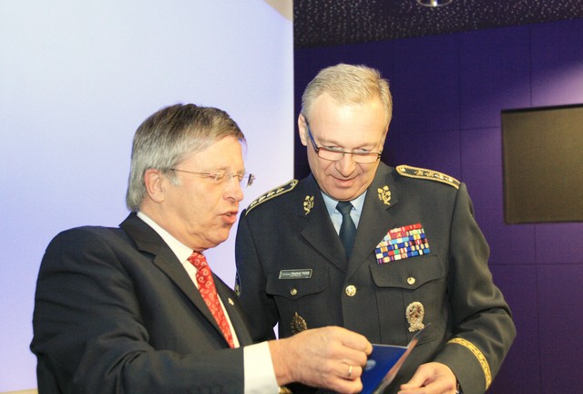 Generálmajor ve výslužbě Klaus-Peter Treche, Generální ředitel AFCEA Europe v diskusi s náčelníkem enerálního štábu AČR, armádním generálem Vlastimilem Pickem