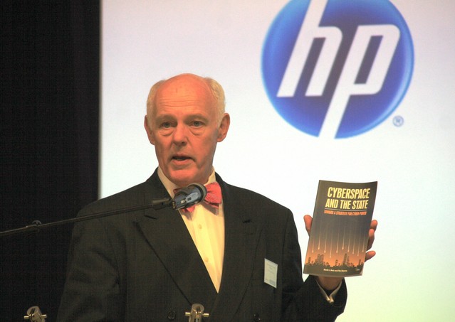 Komodor ve výslužbě Patrik Tyrell prezentuje publikaci o kybernetické bezpečnosti