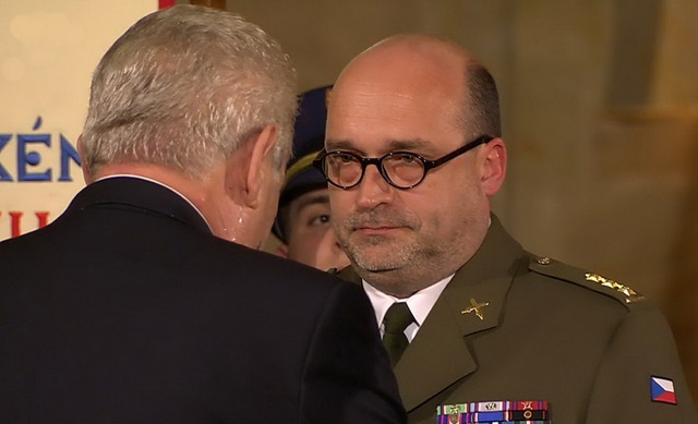 Ředitel Vojenského historického ústavu Praha plukovník Aleš Knížek přebírá z rukou prezidenta Miloše Zemana Medaili Za zásluhy. Zdroj: Česká televize