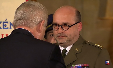 Ředitel VHÚ plukovník Aleš Knížek obdržel z rukou prezidenta Miloše Zemana Medaili Za zásluhy