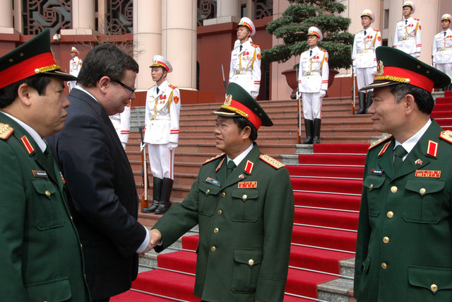 \Alexandr Vondra se zdraví s představiteli vietnamské armády