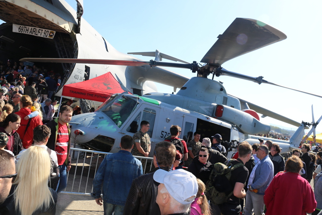 Americké vrtulníky v obležení diváků 