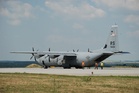 Americký letoun C-130 Herkules po příletu na základnu