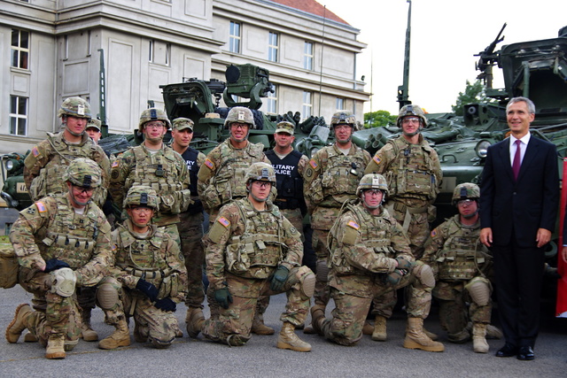 Američtí vojáci a generální tajemník NATO Jens Stoltenberg