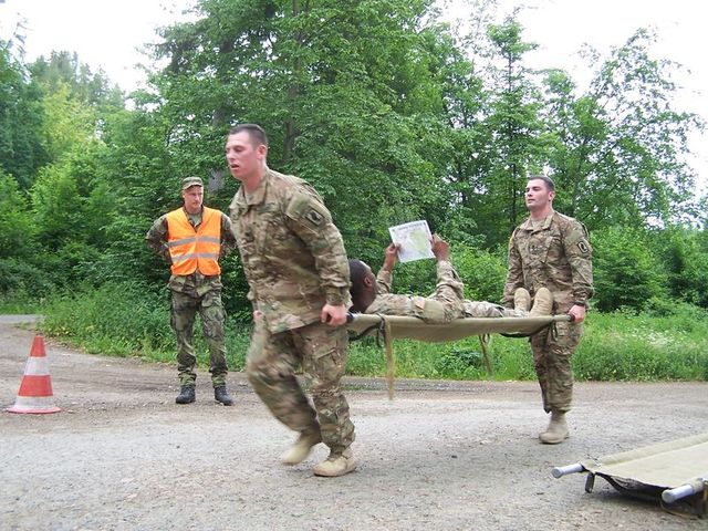 Američtí výsadkáři  na startu přepravy raněného.
