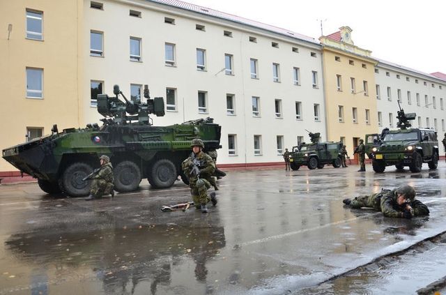 Ani hustý déšť nezastaví výsadkáře v přípravě a výcviku 44. praporu