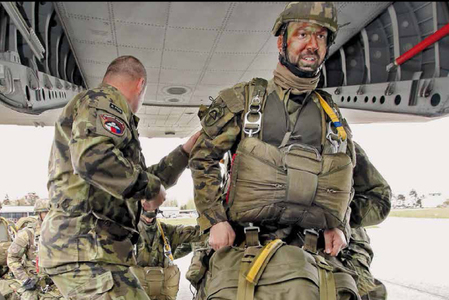 A report přináší nejen reportáž z výcviku posluchačů Univerzity obrany v africkém Gabonu