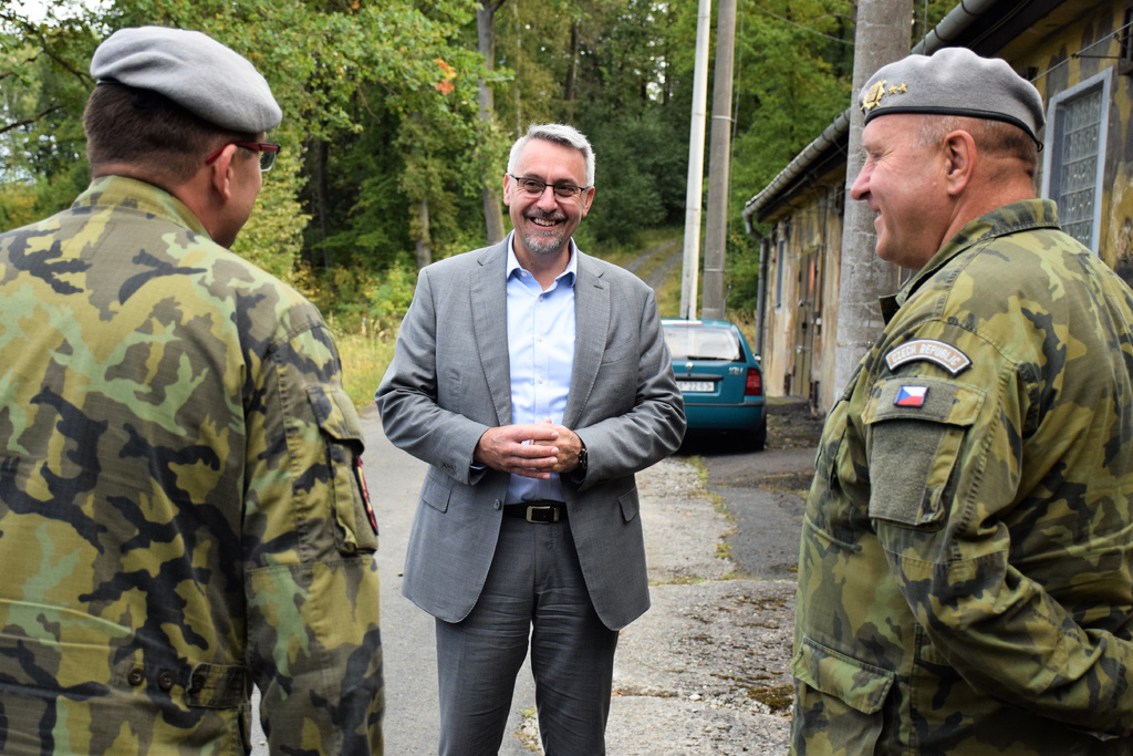 Ministr obrany s vojáky v areálu Hostašovice