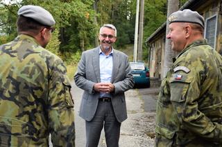 Ministr obrany s vojáky v areálu Hostašovice