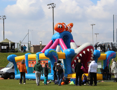 Armáda ČR dětem - skákací hrad na baseballovém hřišti