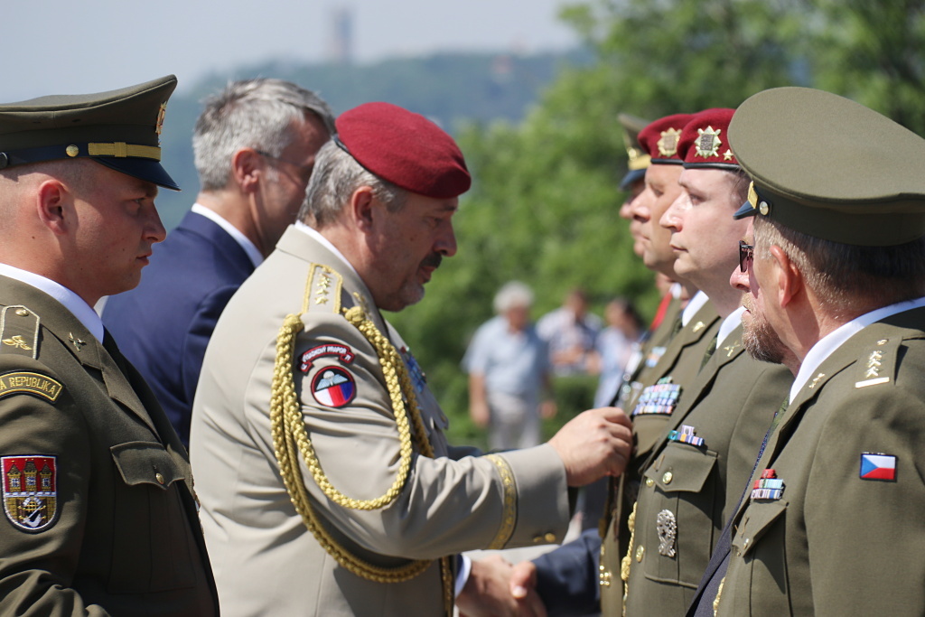 Armádní generál Aleš Opata předává vyznamenání