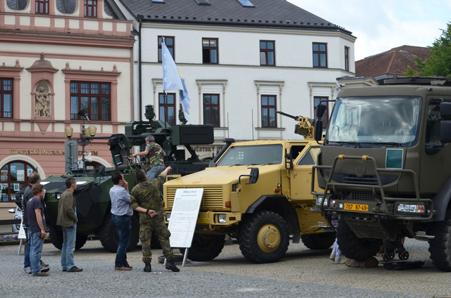 Armádní technika vzbudila velký zájem všech generací