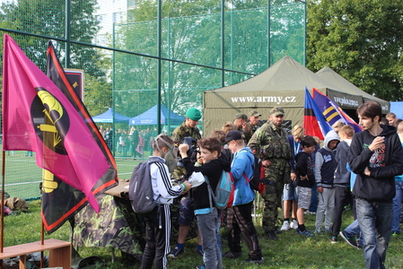 Armádní koutek na Dni IZS - děti si tu mohly vyzkoušet i protichemické masky