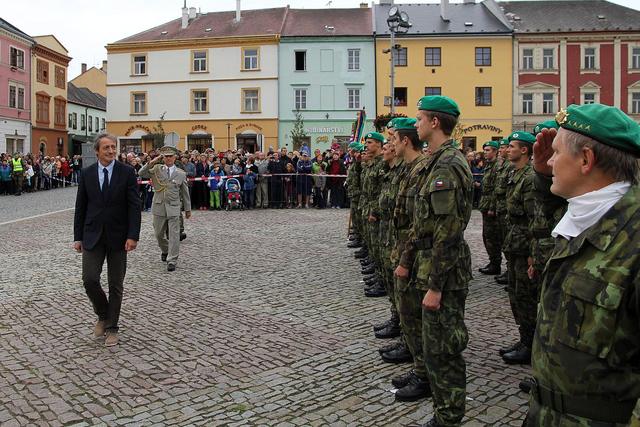 Přehlídka nastoupených jednotek v doprovodu velitele školy
