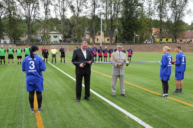 Otevření nového stadionu provedli velitel školy a starosta města
