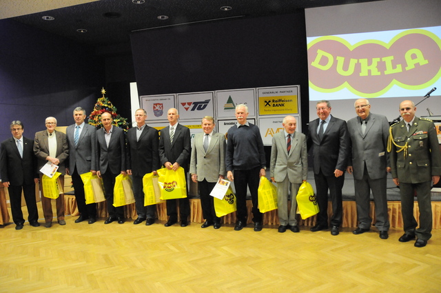 Dary atletům předával Vančuřík, vedle něj Tošnar, Bugár, Záhořák, Skoumal, Hluštík, Hoffman, Horčic,  Bohatý a Škorpil. Předávající Ota Černý a Priščák