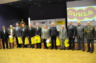 Dary atletům předával Vančuřík, vedle něj Tošnar, Bugár, Záhořák, Skoumal, Hluštík, Hoffman, Horčic,  Bohatý a Škorpil. Předávající Ota Černý a Priščák