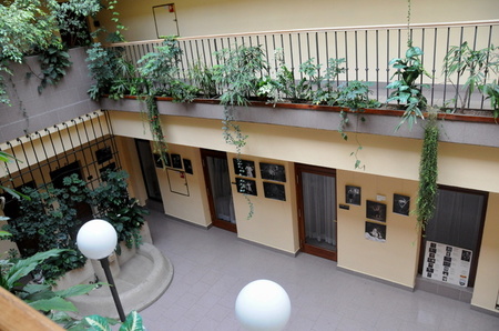 Fotografie sportovců Dukly zdobí atrium Poslanecké sněmovny