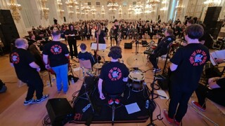 Ve Španělském sále zaznělo poděkování hrdinům. The Tap Tap hráli pro české válečné veterány pod záštitou prezidenta Petra Pavla