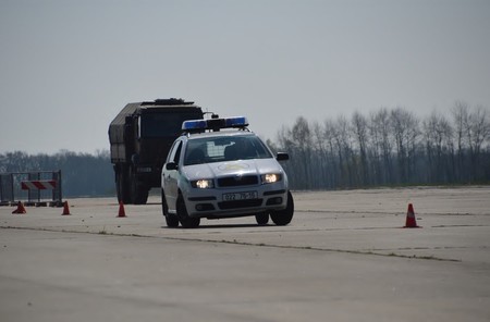 Čeští a slovenští vojenští policisté trénovali jízdy na motocyklech v Bechyni na letišti