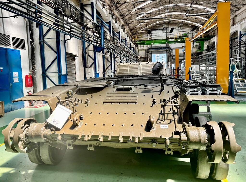 VOP CZ se zabývá výrobou, servisem a modernizací pozemní techniky pro Armádu České republiky a další ozbrojené síly států NATO