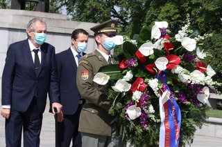 Jako první položil věnec k památníku prezident republiky a vrchní velitel ozbrojených sil Miloš Zeman.
