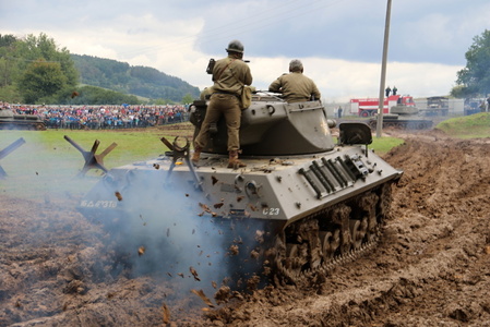 Bahnitá aréna při úvodním defilé