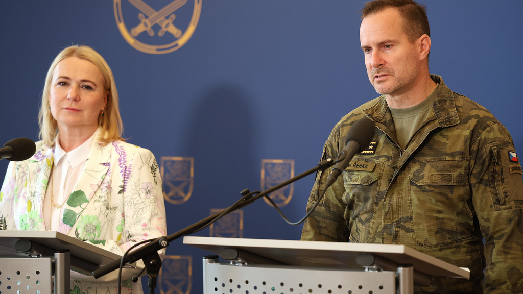 Ministryně obrany navrhuje vládě výrazné zvýšení platů vojáků