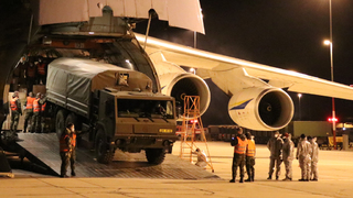 V Pardubicích přistál letoun Ruslan se zdravotnickým materiálem 