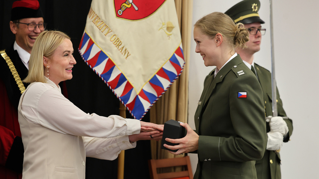 Čerstvým vojenským lékařům a záchranářům přijela poblahopřát i ministryně obrany