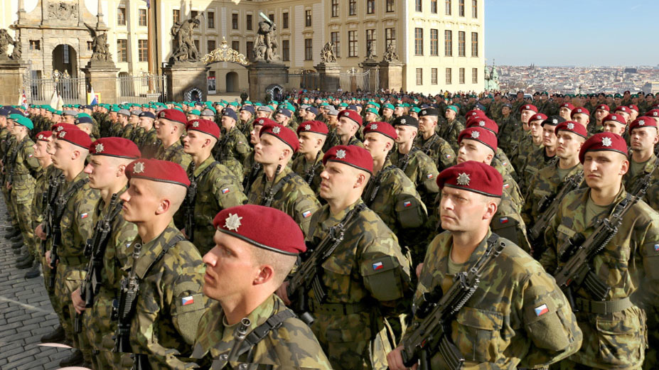 Na Hradčanském náměstí přísahalo téměř 900 vojáků a vojákyň