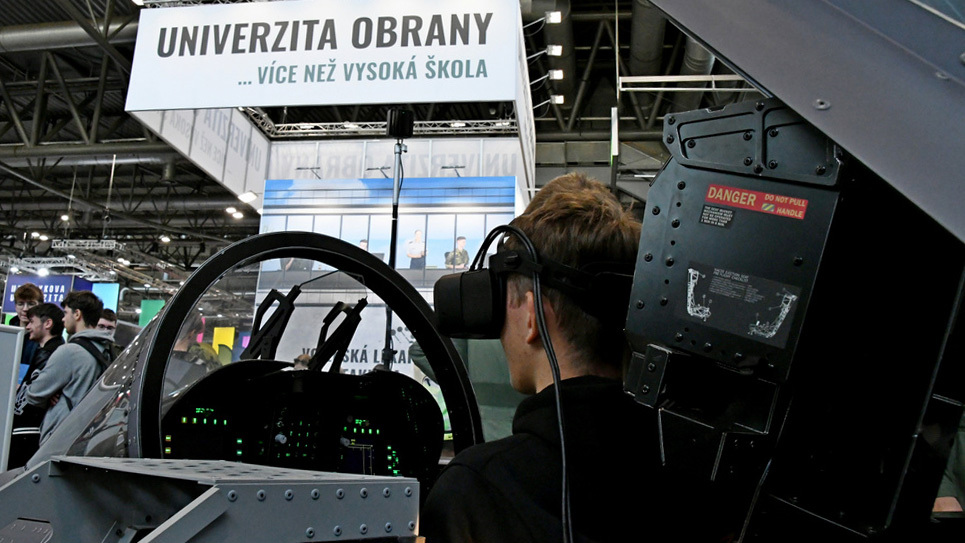 Univerzita obrany se představuje na veletrhu Gaudeamus