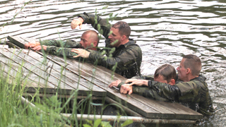 Ilustrační obrázek ke článkuVojáci trénují plavání i v desetistupňové vodě