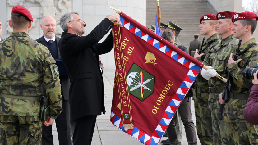 Ministr Lubomír Metnar udělil na Vítkově nejvyšší resortní vyznamenání a předal bojové prapory