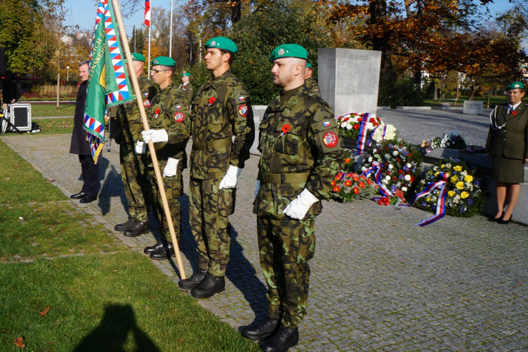 Na Den válečných veteránů obdrželi zlínští záložníci bojový prapor