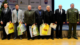 Jubilanti z Dukly, dřívější skvělí sportovci, dostali dárky a kalendář