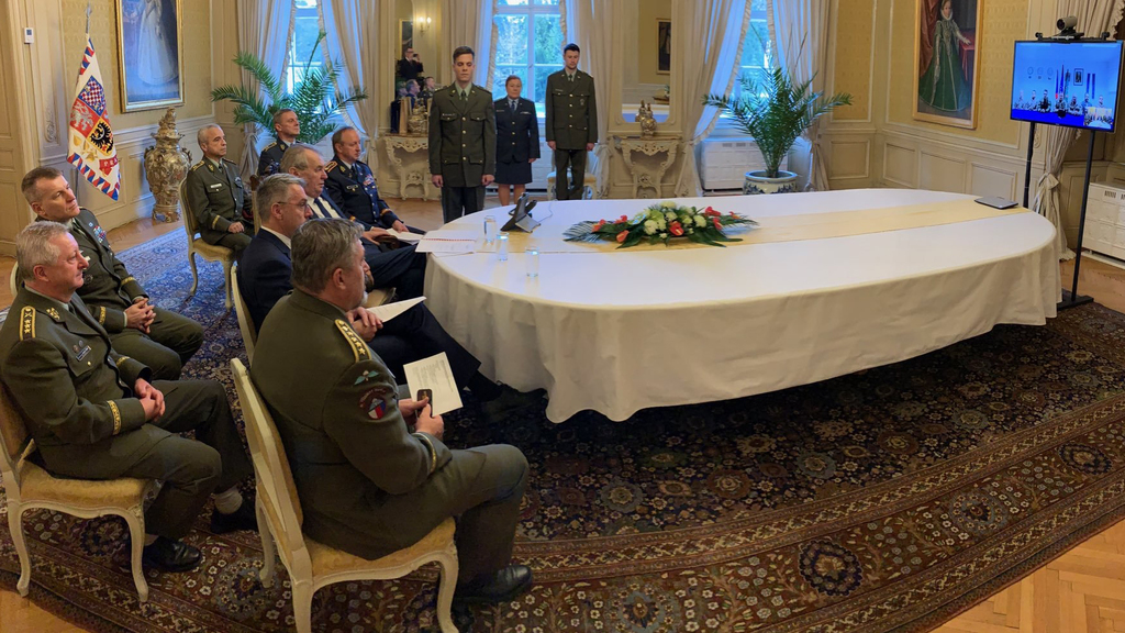 Prezident a nejvyšší velitelé armády poděkovali vojákům na misích v cizině