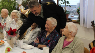 Ilustrační obrázek ke článkuGenerál Aleš Opata přinesl dárky válečným veteránům