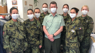 Vojáci Posádkového velitelství Praha šijí roušky pro sebe i kolegy z armády