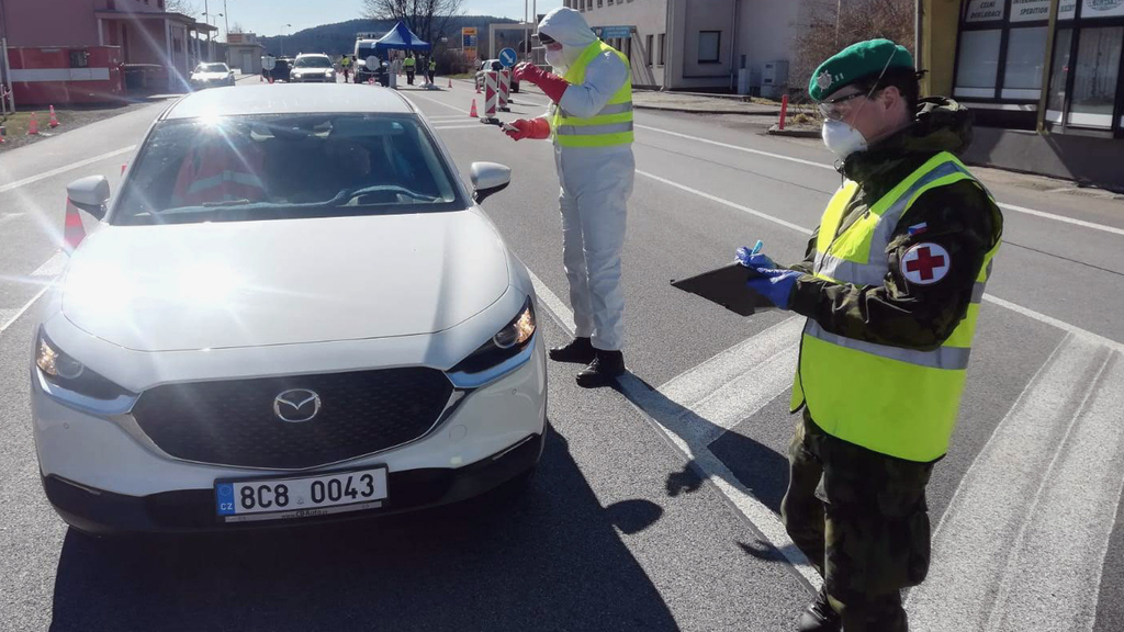Vojáci 15. ženijního pluku pomáhají na hraničních přechodech i staví odběrová místa