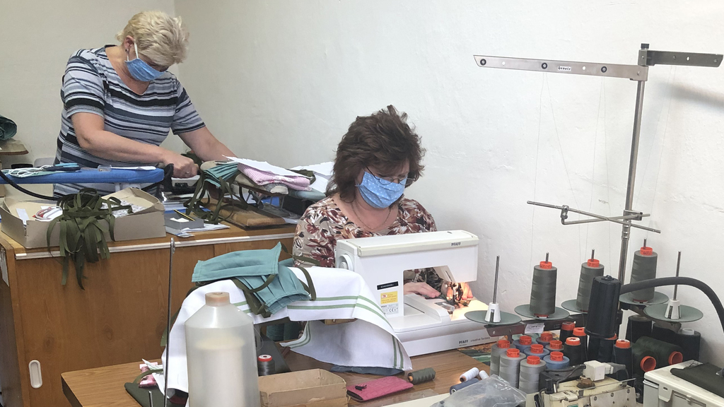 Nové rekruty vybavili rouškami krejčí z výdejen součástek naturálního odívání