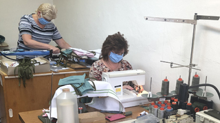 Nové rekruty vybavili rouškami krejčí z výdejen součástek naturálního odívání