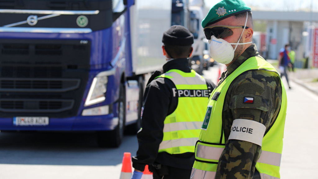 Bučovičtí chrání hranice, pomáhají i při šití roušek