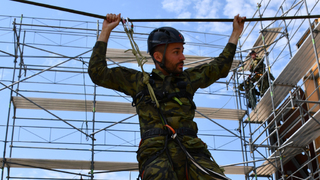 Ilustrační obrázek ke článkuPřes hory, řeky i budovy. Armáda cvičila nové instruktory lezení