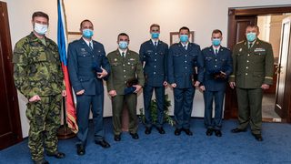 Ilustrační obrázek ke článkuZachránili dítě, kolegu i tonoucího. Dnes jim generál Opata osobně poděkoval