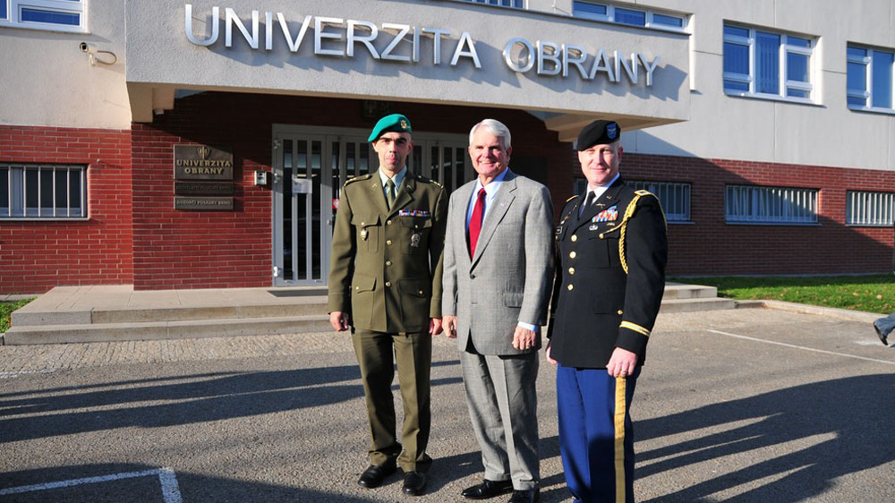 Velvyslanec USA na Univerzitě obrany: I po sto letech stojíme bok po boku
