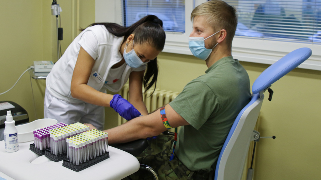 Koronavirus se nevyhnul ani strakonickým vojákům. Teď se snaží pomoct dalším pacientům