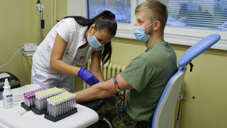 Koronavirus se nevyhnul ani strakonickým vojákům. Teď se snaží pomoct dalším pacientům