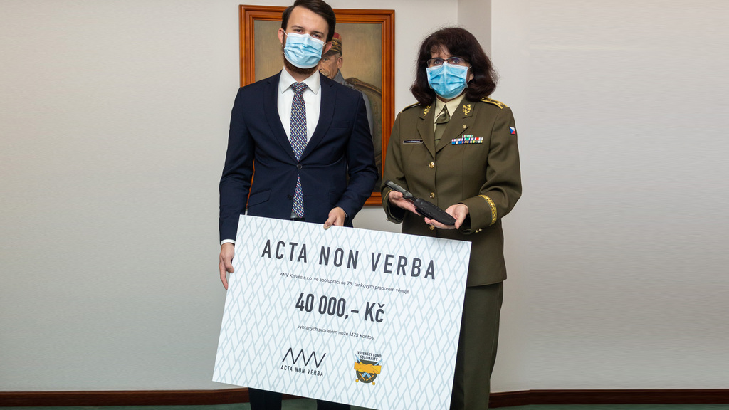 990 korun z každého prodaného nože, celkem 40 tisíc od ANV Knives pro Vojenský fond solidarity