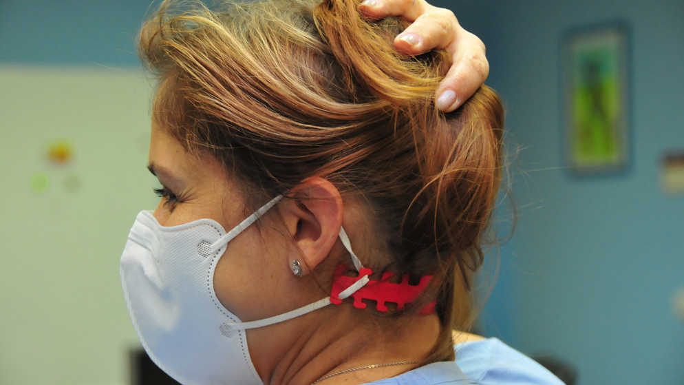 Univerzita obrany vylepšila pomůcku pro pohodlnější nošení roušek